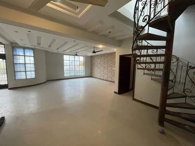 Full house Available for rent in E11 2