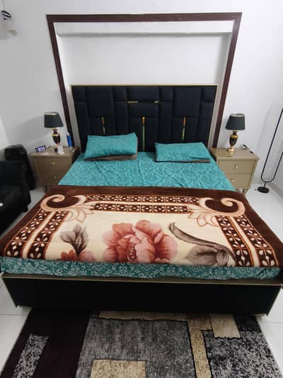 luxury wooden king bed set 10/10 (without matteress)