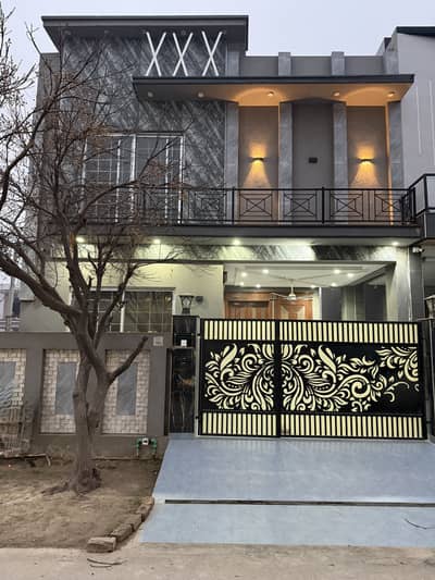 Beautiful 5 Marla Like New House For Rent