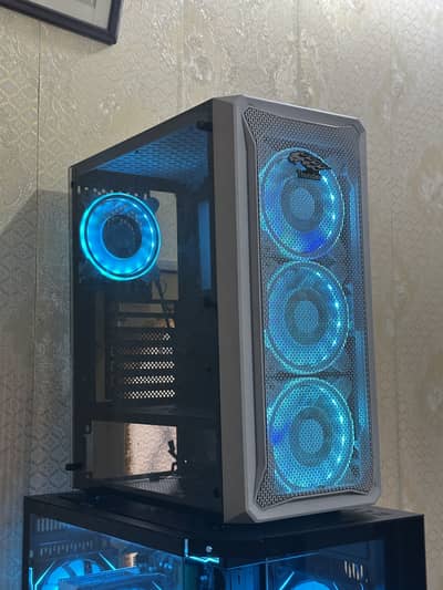 White Thunder Gaming Case with 4 Fans.
