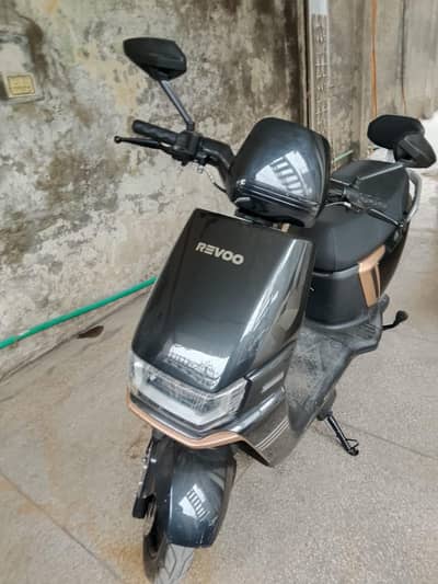 Revoo electric scooty for sale. .