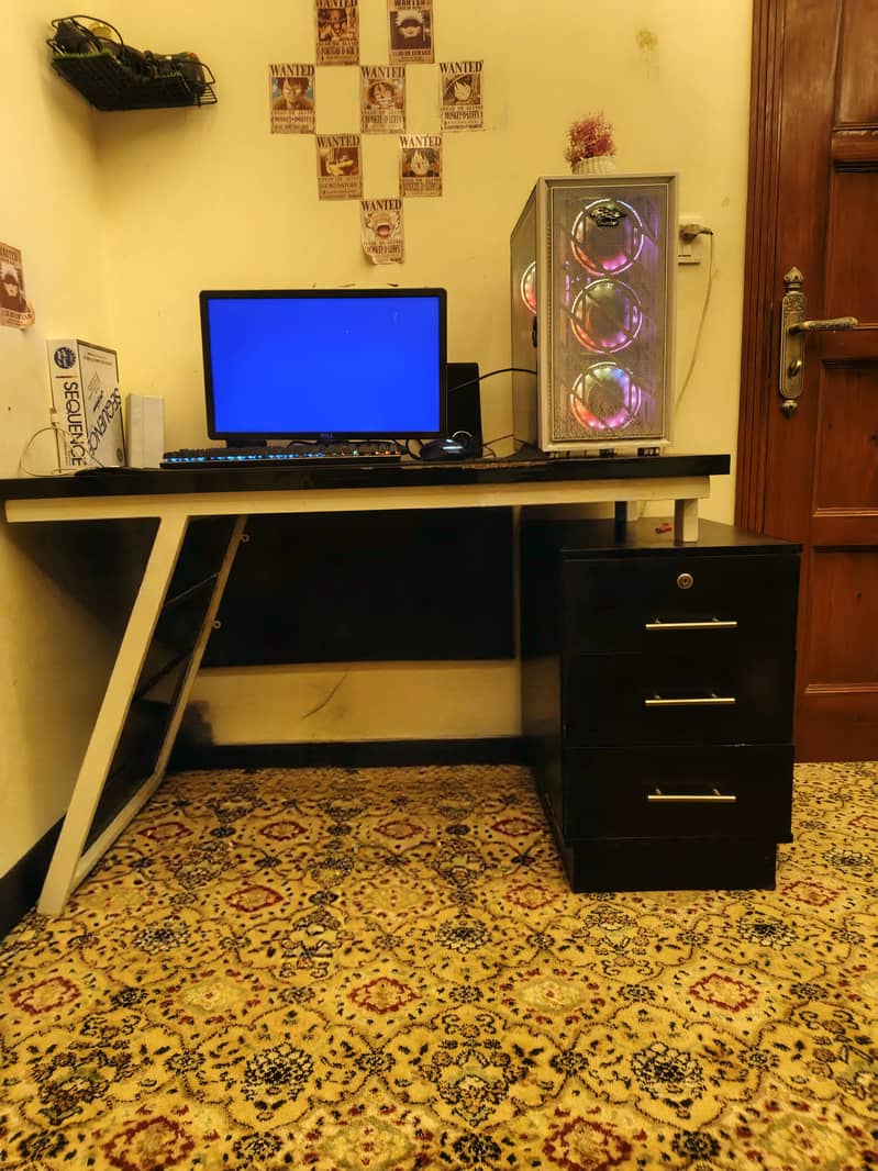 BLACK AND WHITE COMPUTER/STUDY TABLE 0