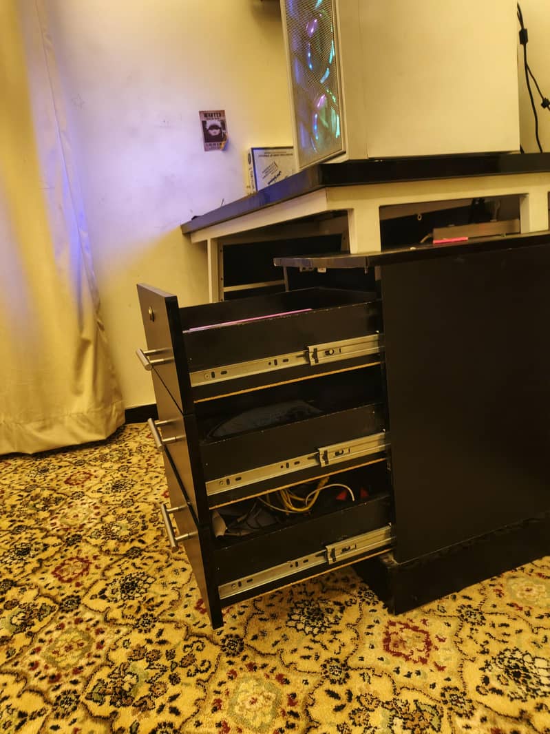 BLACK AND WHITE COMPUTER/STUDY TABLE 2