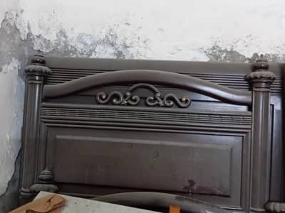 3 beds, 1 dressing table and 2 side tables