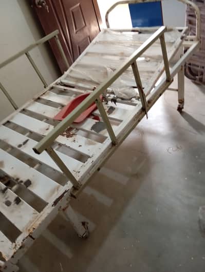 bed working condition Mai hai kamot k sath hai patient bed hai