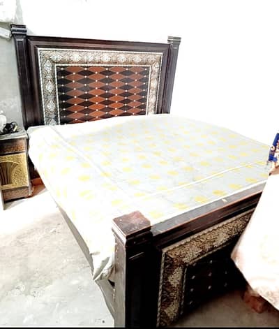 bed set good condition  bed ,showcase , side tables , dressing,