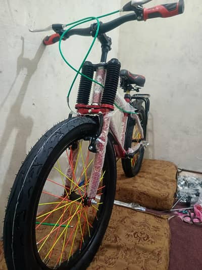 ہم نیو سائکل 20 انچ والی  13500 میں دے رہے ہیں  صرف 500 روپے کما رہے