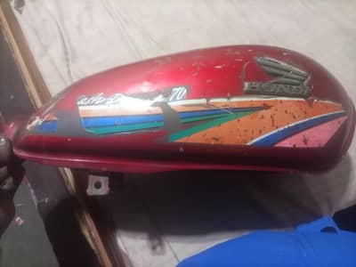 Honda 70 ki original tanki hai leak nahi hai bus zang hai ander