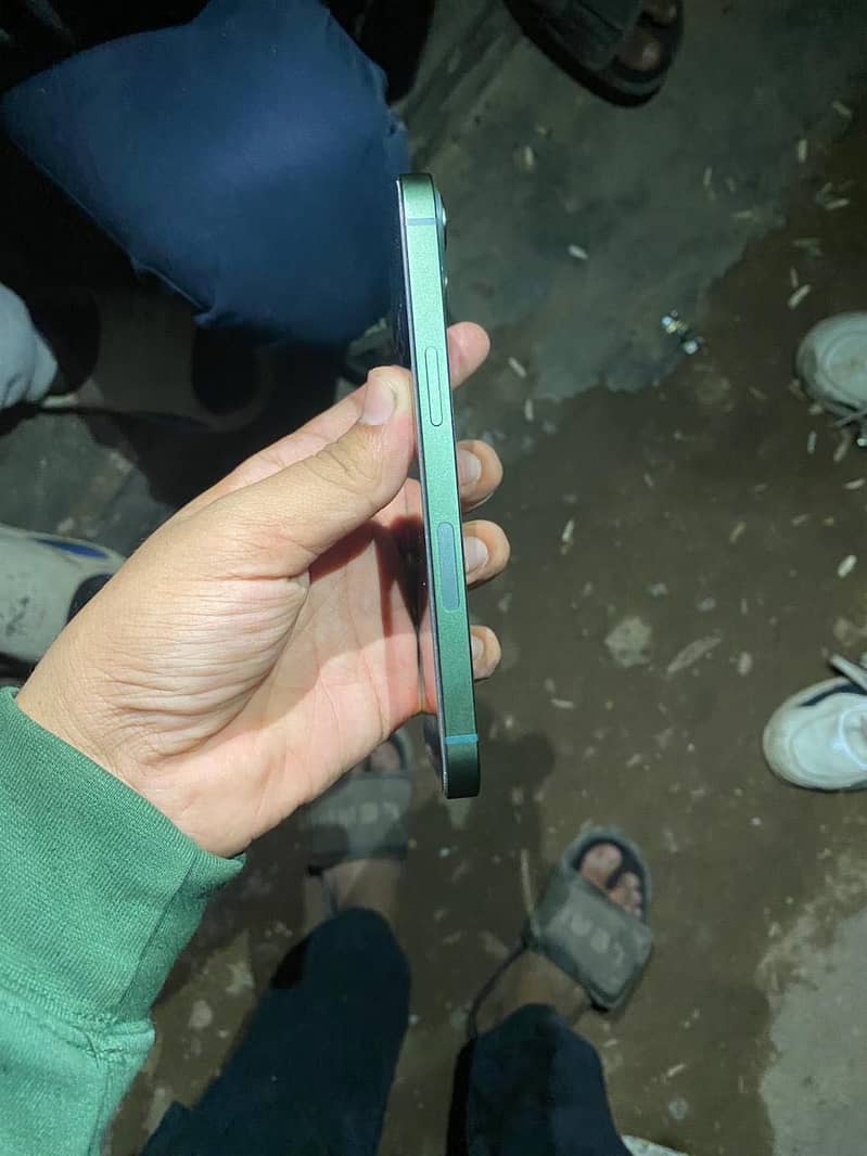 iPhone 13 10/10condition 2