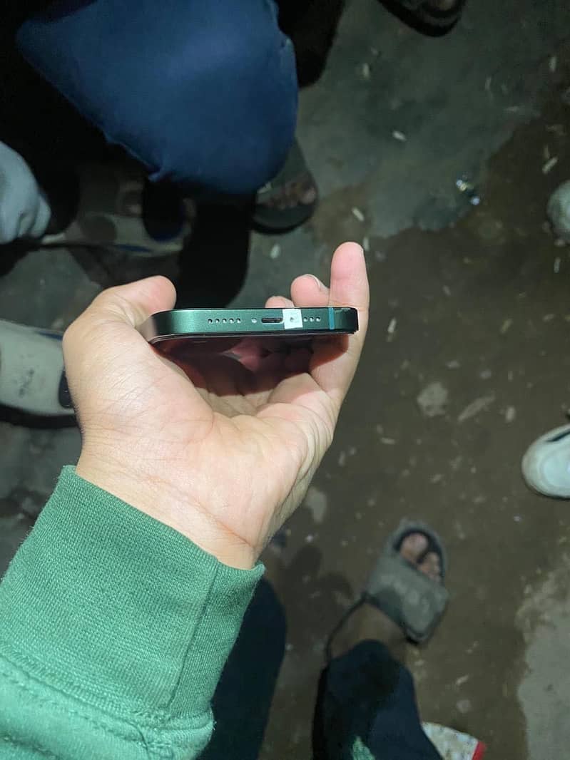 iPhone 13 10/10condition 4