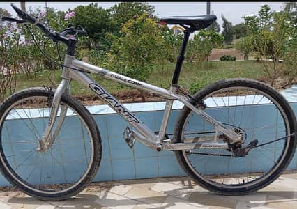 Giant mountain bicycle for sale contact number in description
