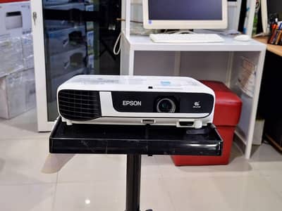 WE HAVE ALL KINDS OF PROJECTORS AVAILBLE IN DUBAI IMPORT 03152965654