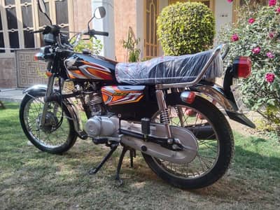 Honda 125 cc 2022 model WhatsApp 03 20 72 99 8 00