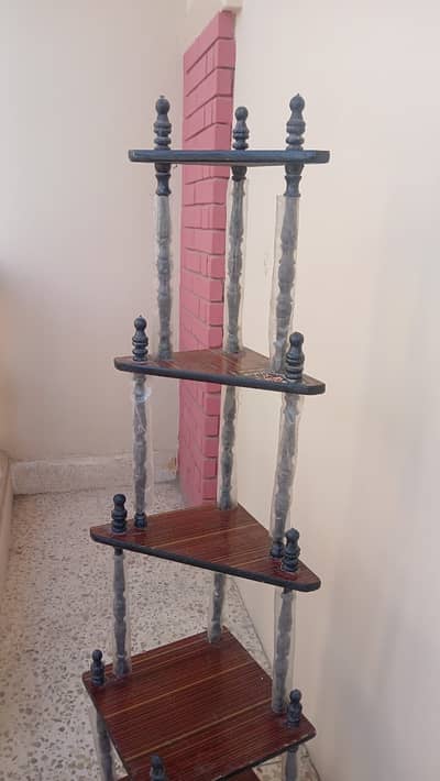 Corner shelf rack for decorative items