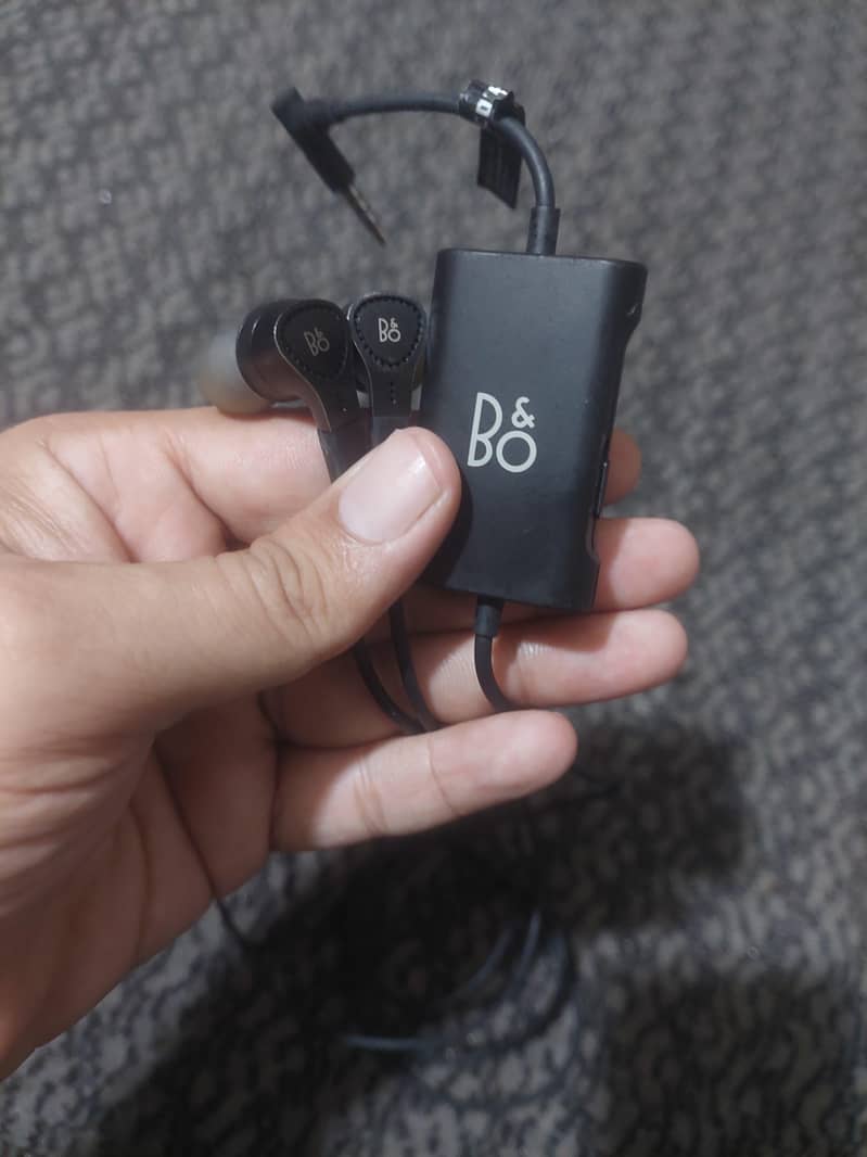 B&O Beoplay E4 2