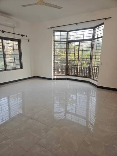 *EXCELLENT UPPER PORTION Unfurnished Independent