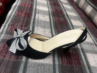Size 40 Valencia Original trending heel with bow style in black