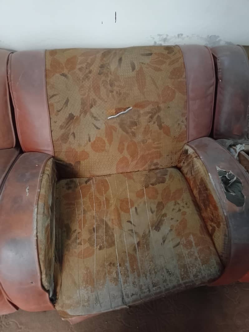 “استعمال شدہ 3 سیٹر صوفا سیٹ – لوکل بنایا ہوا، اچھی حالت میں” 1