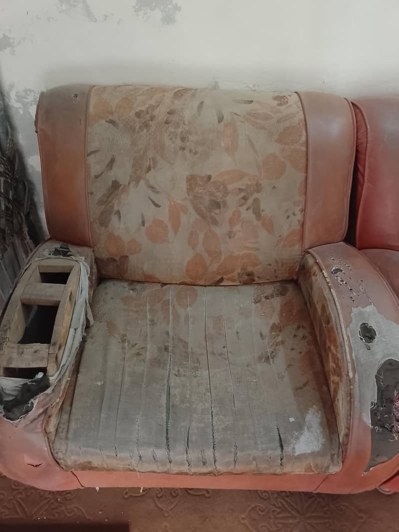 “استعمال شدہ 3 سیٹر صوفا سیٹ – لوکل بنایا ہوا، اچھی حالت میں” 2