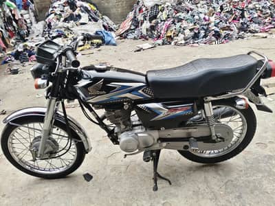 Honda 125 black colour good condition one hand use only 2000 Chala ha