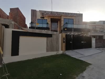 Centrally Located Facing Park House For sale In Wapda Town Phase 2 - Block R Available
