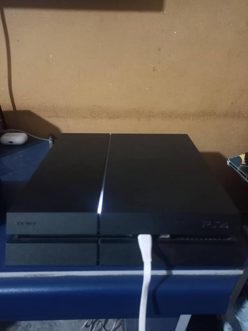 PS 4 With box + One controller+ games 0