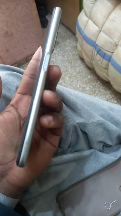 thoda sa touch tuta hua Kone se aur koi masla nahin