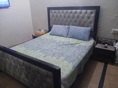 Iron Bed Set for Sale with Dressing Table & 2 Side Tables – Rs 15,000