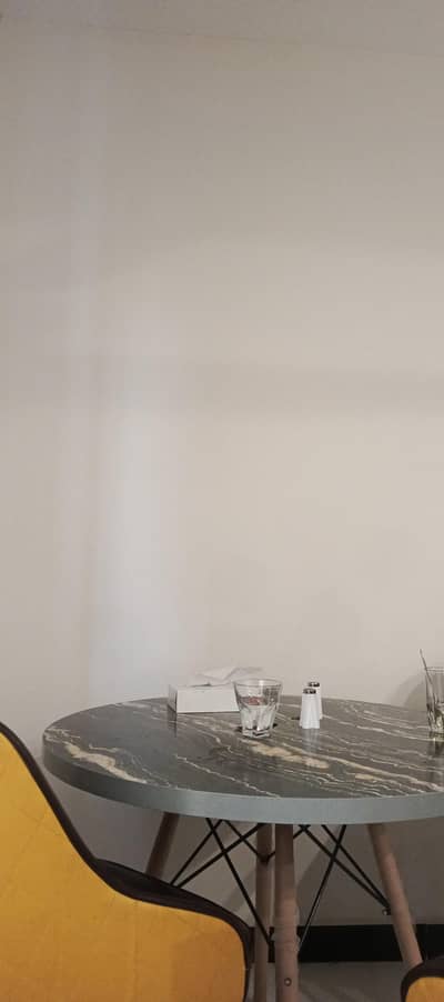 ہمیں گھر کے لیے ایک صاف ستھری اور ذمہ دار لڑکی کی ضرورت ہے۔