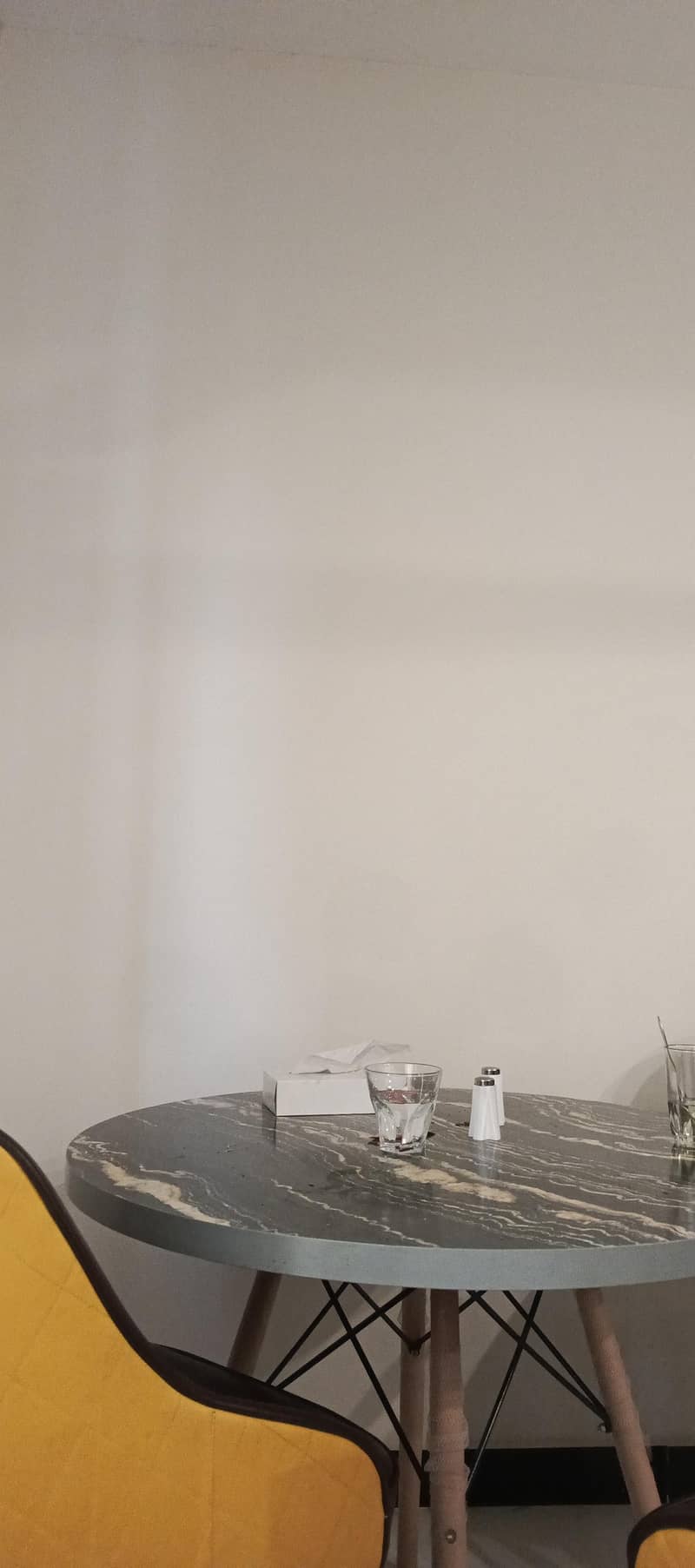 ہمیں گھر کے لیے ایک صاف ستھری اور ذمہ دار لڑکی کی ضرورت ہے۔ 0