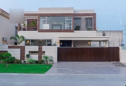 1 KANAL ELEGANT UPPER PORTION IS AVAILABLE FOR RENT NEAR WATEEN CHOWK IN DHA PHASE 5 WITH SEPARATE METERS