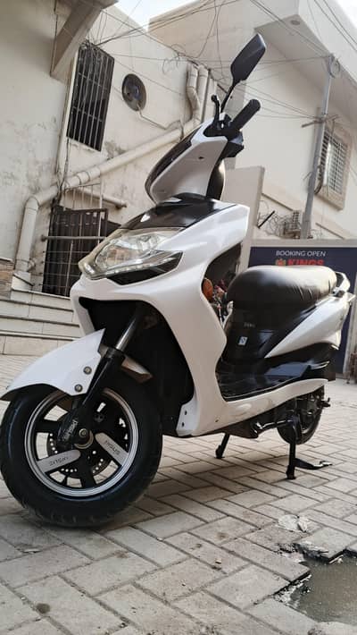 SINSKI ELECTRIC SCOOTY LOOKS LIKE NEW
