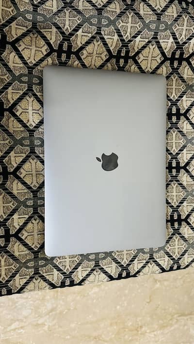 Macbook pro 2019 13 inch core i7 1 TB 16 GB