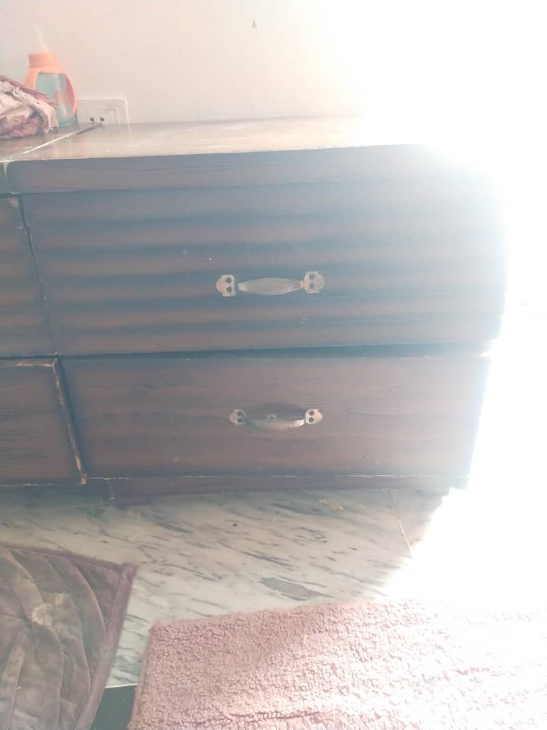 2 side table  1 dressing table 0