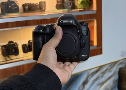 Dslr Canon 5d mark iii (Full. frame Pro body)