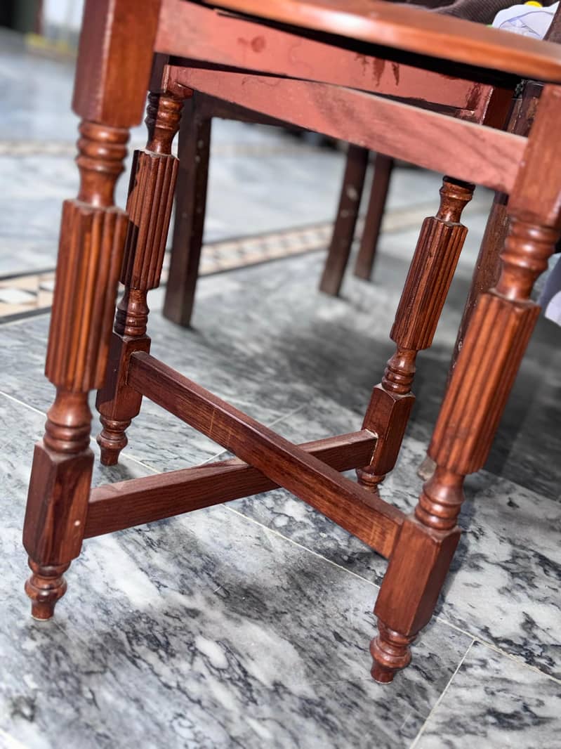 round table with stools 0