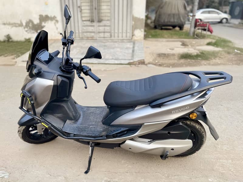 Revoo E-52 6