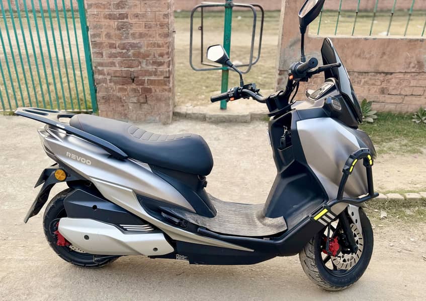 Revoo E-52 7