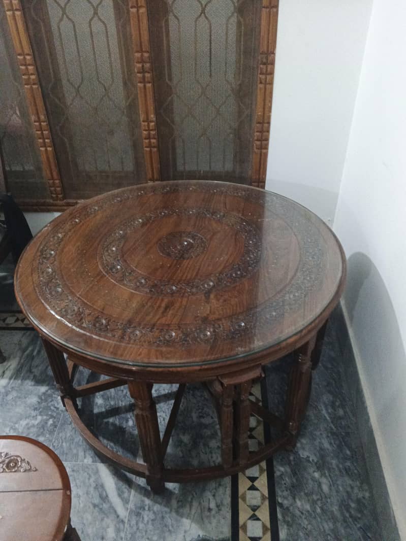 round table with stools 4