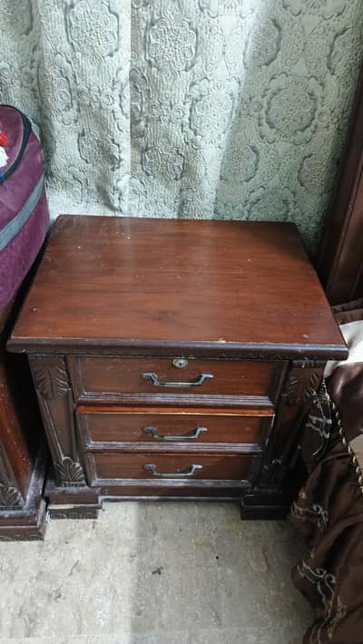 Bedroom Set for Sale – Bed + 2 side table + Dresser (Excellent Con)