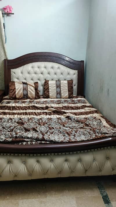 Bedroom Set for Sale – Bed + 2 side table + Dresser (Excellent Con)