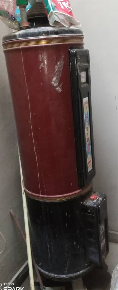 35-gallon geyser Heavy-duty14 guage internal tank.