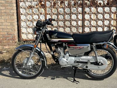 Honda cg125 self start. Silver edition