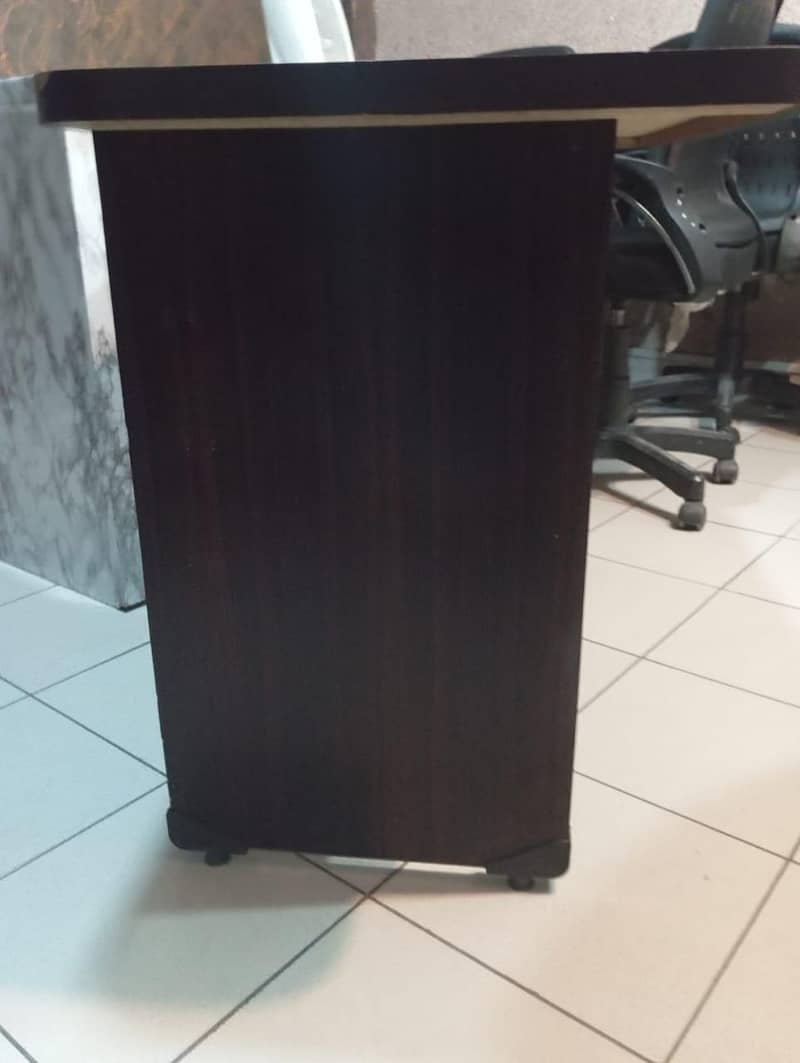 Executive / Receptionist Table 1