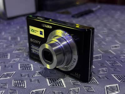 SONY CYBERSHOT W-330 With a memory card