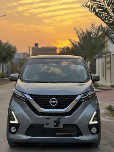 Nissan dayz hybrid top of the line varient. Total genuine guarantee.