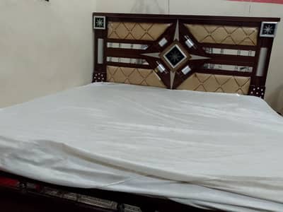 bed,3 portion ki almari only 2 month used