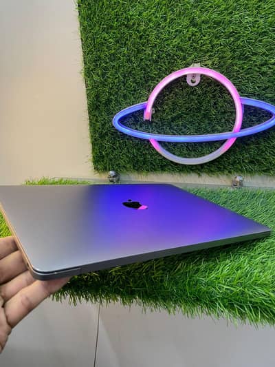 apple MacBook pro 2016 13inch i7 16gb ram 256gb ssd touchbar