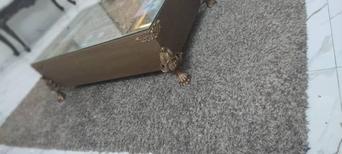 shaggy central piece