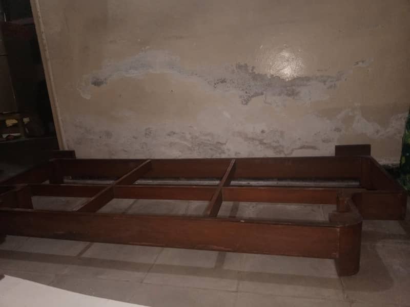 صوفہ بالکل اچھی کنڈیشن میں ہے اپ ائیں دیکھیں گھر کے استعمال کے لیے ہے 1